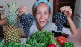 网红吃长蒲瓜,趣味横生引网友热议