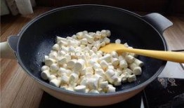 网红吃长蒲瓜,趣味横生引网友热议