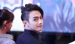 四字男星恋情圈内爆料,恋情细节引发热议